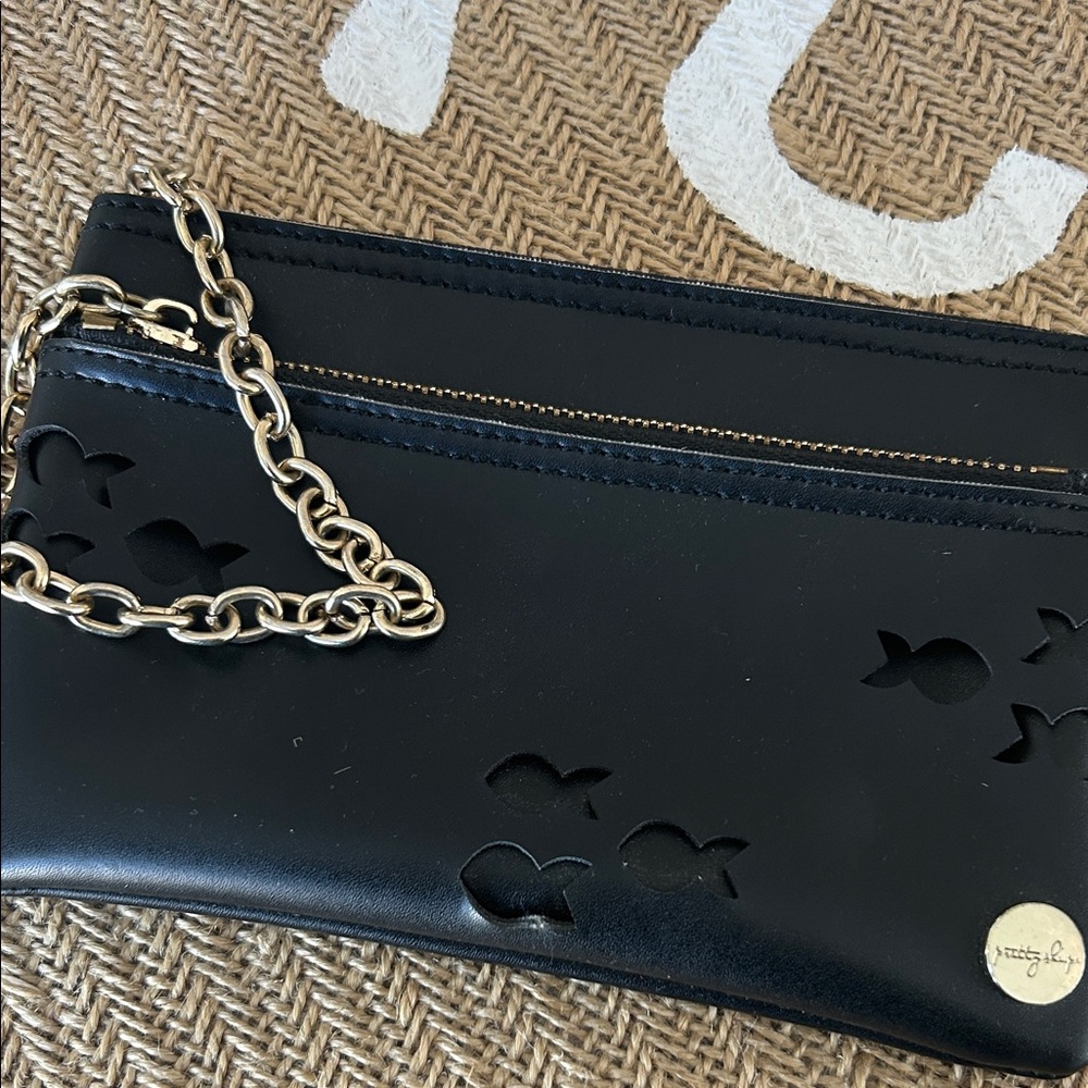 Pretty Ships Black wrist lid with cut out fish and Gold Chain wrist pull